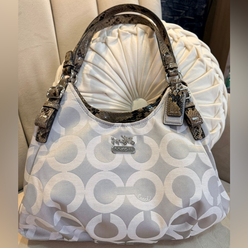 ‼️SOLD‼️Vintage Coach Madison Maggie Silver OpArt Signature Hobo Shoulder Bag - Picture 1 of 16